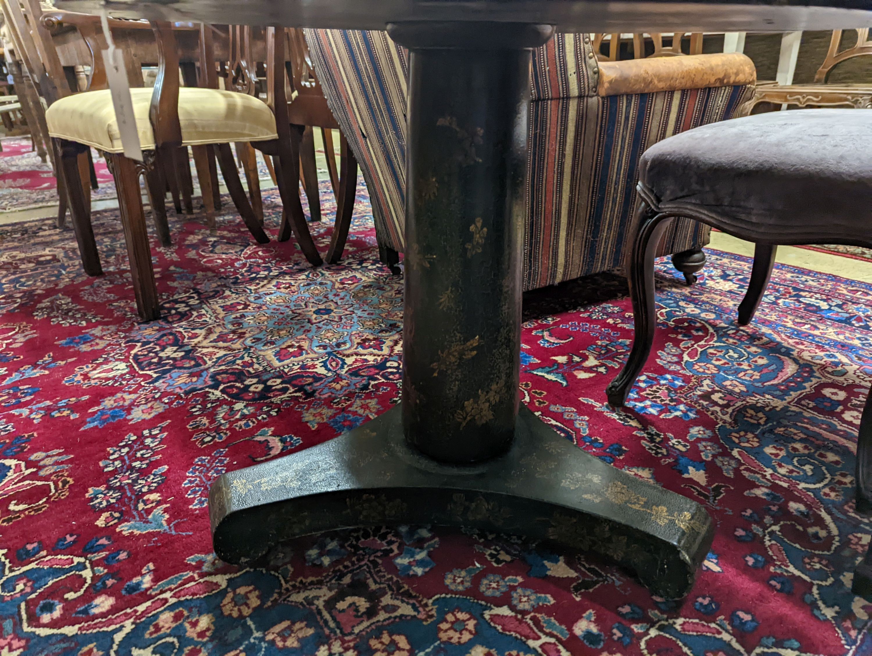 A japanned circular centre table. D-80cm, H-79cm.